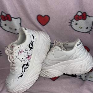 Hello Kitty skor från Berskha, köptes för 699kr? Använda typ 6 gånger, lite ”gråa på insidan på grund av avfärgning 💕 Säljer för passar inte mig längre, och vart aldrig använda så ofta. Katt finns i hemmet. Priset kan diskuteras!