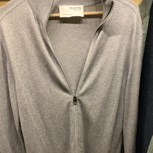 Fullzip tröja - En snygg och skön fullzip från selected homme. Storlek medium men passar även large. Cond:7/10