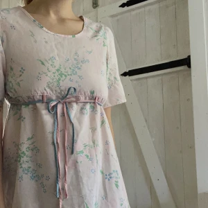 VINTAGE NATTLINNE - Jag säljer detta otroligt fina nattlinne som jag har köpt secondhand. Det är i mycket bra skick men jag använder det bara inte. 