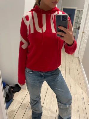 From future charsmire hoodie - En sån fin charsmire hoodie nu till hösten, den är i väldigt gott skick men har släppt lite u sömen under ena armen. Men det går att du till enkelt.