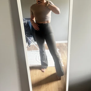 Kostym byxor NELLY - Säljer ina knappt använda kostym byxor från Nelly. Mörk gröna 