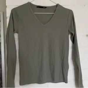Fin grön tröja från lager157! Lite tajt på mig därför säljs den! Hör gärna av er vid frågor!🤍