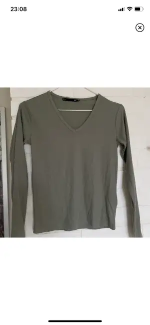 Fin grön tröja från lager157! Lite tajt på mig därför säljs den! Hör gärna av er vid frågor!🤍