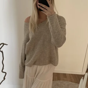 Stickad tröja - Så fin stickad tröja, går att ha lite off shoulder också💕
