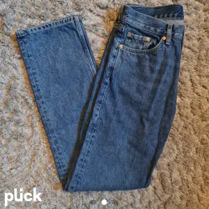 Som nya Weekday space jeans, straight fit. Storlek 27/32. Säljes då de inte passar. Kan fraktas eller mötas upp. Flertal andra jeans finns även i min profil!