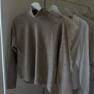 Säljer denna jättefina beiga tröja från Gina då den inte kommer till användning, nyskick🤍 i strl XS