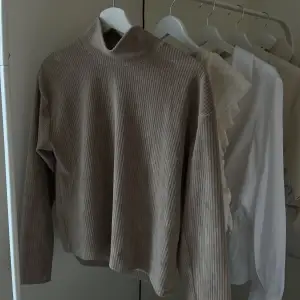 Säljer denna jättefina beiga tröja från Gina då den inte kommer till användning, nyskick🤍 i strl XS