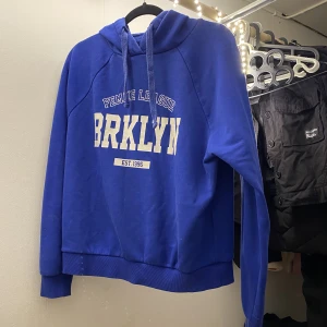 Blå hoodie med text - Säljer en mörkblå hoodie i storlek S från ginatricot som tyvärr inte kommer till användning 🫶🏻