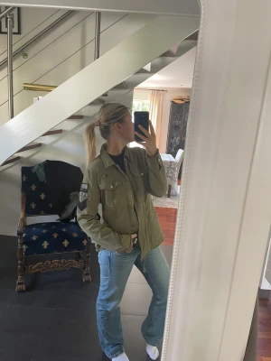 Militärjacka  - Säljer denna sjukt snygga ”militärjacka” som är sjukt snygg till hösten. Från märket Ciminy köpt på Raglady för 899. Knappt använd (nyskick)😍