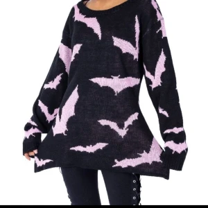 Heartless rule the night jumper  - Tröja från Heartless, rule the night jumper, med fina rosa fladermöss på. Tröjan är stickad och väldigt skön, men tyvärr för stor för mig. Aldrig använd 