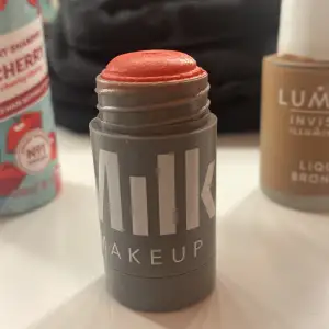 Milk blush stick! Använd 4 gånger men jag är mer av en puder produkt tjej. Nypris köptes för 280 på sephora. Mitt pris: 180❤️❤️ i färgen perk ! 