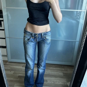 Lågmidjade jeans  - Säljer dessa ursnygga lågmidjade jeans från replay!!  Är 174 cm lång, de går ner till marken på mig 🤗 midjemått är 82-85 cm 🫶