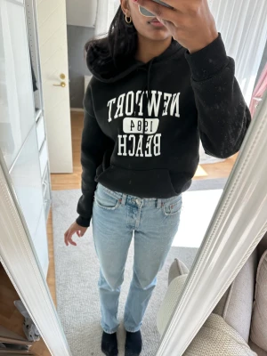 Hoodie - Svart hoodie med tryck i storlek S