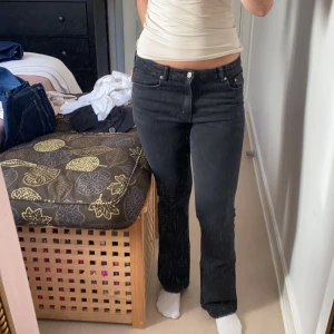 Svarta jeans - Lågmidjade svarta jeans ifrån gina young, 