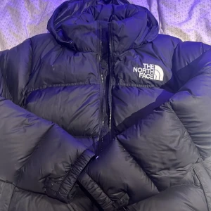 Vinterjacka  - säljer denna vinter jacka helt oanvänd . Kommer aldrig komma till användning säljer för den passar  inte . FRI FRAKT