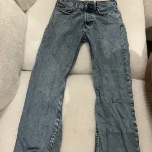 Dessa jeans är skick 8/10 och använda fåtal gånger. Kan skicka bild på pass formen om det behövs, Nypris är 600kr och pris kan diskuteras vid snabb handel