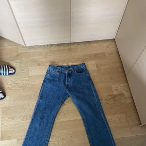 Levis 501 - Säljer mina fina och knappt använda Levis 501 jeans.  Jättefin färg och den klassiska snygga passformen på 501orna   De är i storlek 30W 30L