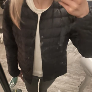 Uniqlo jacka  - Hej, säljer min super fina uniqlo jacka då den inte kommer till användning