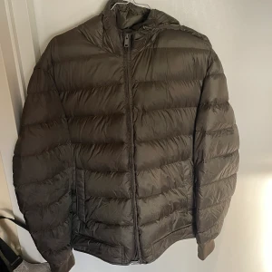 Jacka från Massimo dutti - Jacka från Massimo dutti.  Inköpt förra året men knappt använd.  Storlek L och färg grön Nypris 1350kr