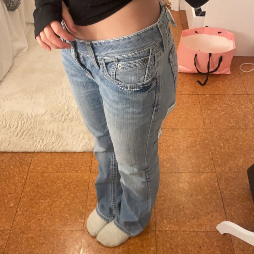 Skit snygga lågmidjade bootcut jeans, storlek 36/38. Säljer då dom tyvärr är för stora för mig, köpta i Usa och aldrig använda, skriv för fler bilder!💕 . Jeans & Byxor.