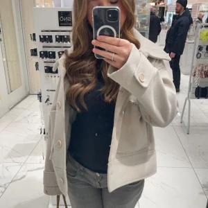 Kappa  - Hej jag säljer min kappa nu inför hösten då jag har en annan. Den hann andvändas en vår. Nypris 800 kr men jag säljer för 450 kr. 