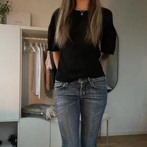 Svart blus - Jättesöt svart blus som inte används längre💞Går säkert lätt att fixa spännet där bak lite snyggare