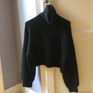 Stickad tröja - Jättesöt stickad tröja från monki. Aldrig använd💘💘