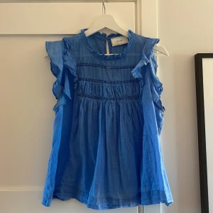 Blus från Neo noir  - Säljer den här jättefina blusen från Neo Noir! Fint skick och i storleken 38. Köparen står för frakten! Skriv för fler bilder eller andra funderingar! ☺️