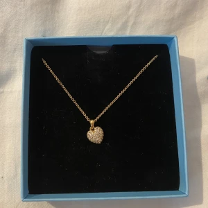 Peg+Penny x GULDFYLD halsband hjärta - Äkta silver halsband med hjärta på. Från Peg+Penny x Guldfynd. Orginalpris 598kr.