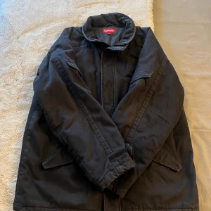 Schysst Supreme jacka - Tja!  Säljer nu en schysst Supreme jacka till vintern!  Inköpt förra hösten på Supreme butiken i nyc, strl xl - passar mig som är ca 194 cm, men fungerar för både för nån som är några cm kortare eller längre!   Hojta till om ni har några andra frågor! 