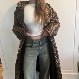 Jacka  - Typ nylon jacka med lite foder i, storlek 40.