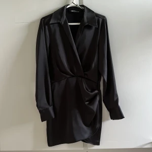 Klänning  - Svart klänning i satin från ZARA Använd 1 gång storlek S * Slutsåld *  