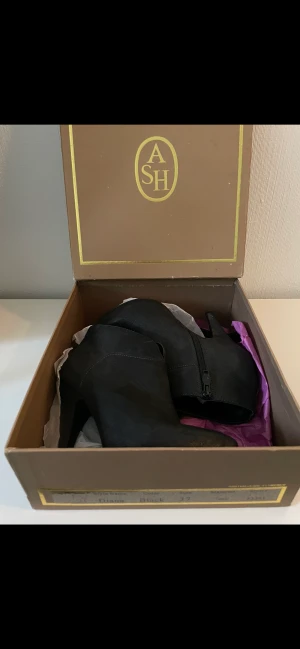 Stövletter 37 skinn från italienska ASH  - Mindre skavanker finns om man zoomar in  Väldigt lite använda