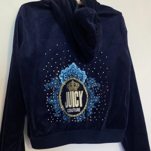 JUICY COUTURE KOFTA - Varm och skön juicy couture kofta! Passar perfekt nu till hösten. Några stenar har lossnat men inga större skavanker. Passar stl M/L beroende på hur man vill att den ska sitta💗