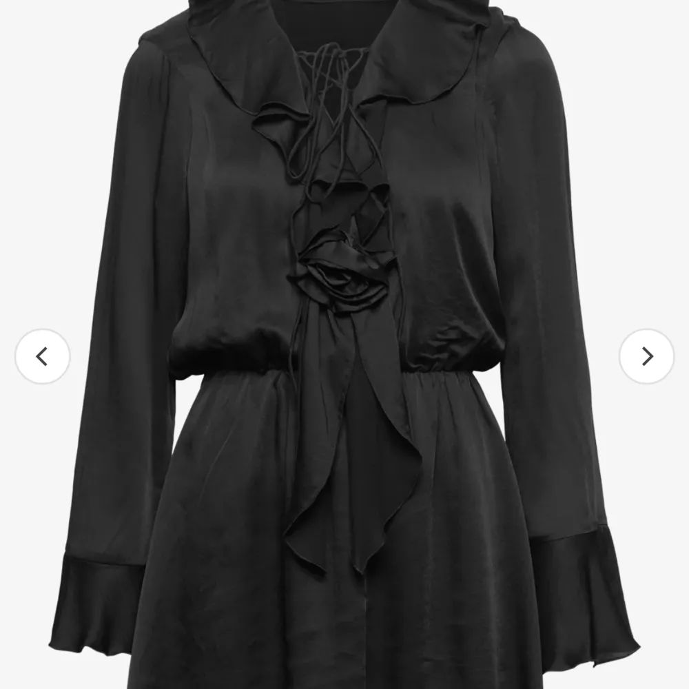 Säljer denna klänning från mango. Endast använd 1 gång så i bra skick. Säljer för 350kr+frakt. Köpt för 699kr!. Klänningar.
