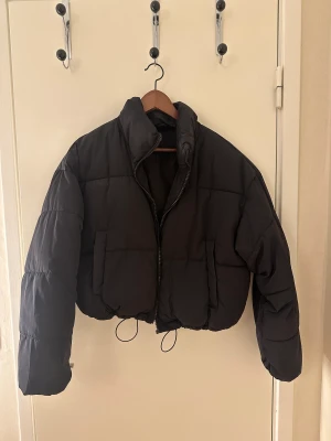 Puffer jacka från H&M - Puffer jacka från H&M i storlek s, skit snygg och jätte bra skick! 
