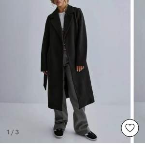 Säljer fin kappa från vero moda i storlek M. Brukar vanligtvis ha mellan xs-s. Om intresserad kan jag skicka bild med kappan på🥰 