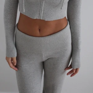 Bare Damsel set (liknande frankies bikinis) - Superfint set som tyvärr inte kommer till användning, byxorna är använda någon gång men är i mkt bra skick, koftan är aldrig använd. Lite liten på mig som är 170 och har 38 i strlk. Nypris 1900 med tullen. Pris kan diskuteras vid snabb affär💗