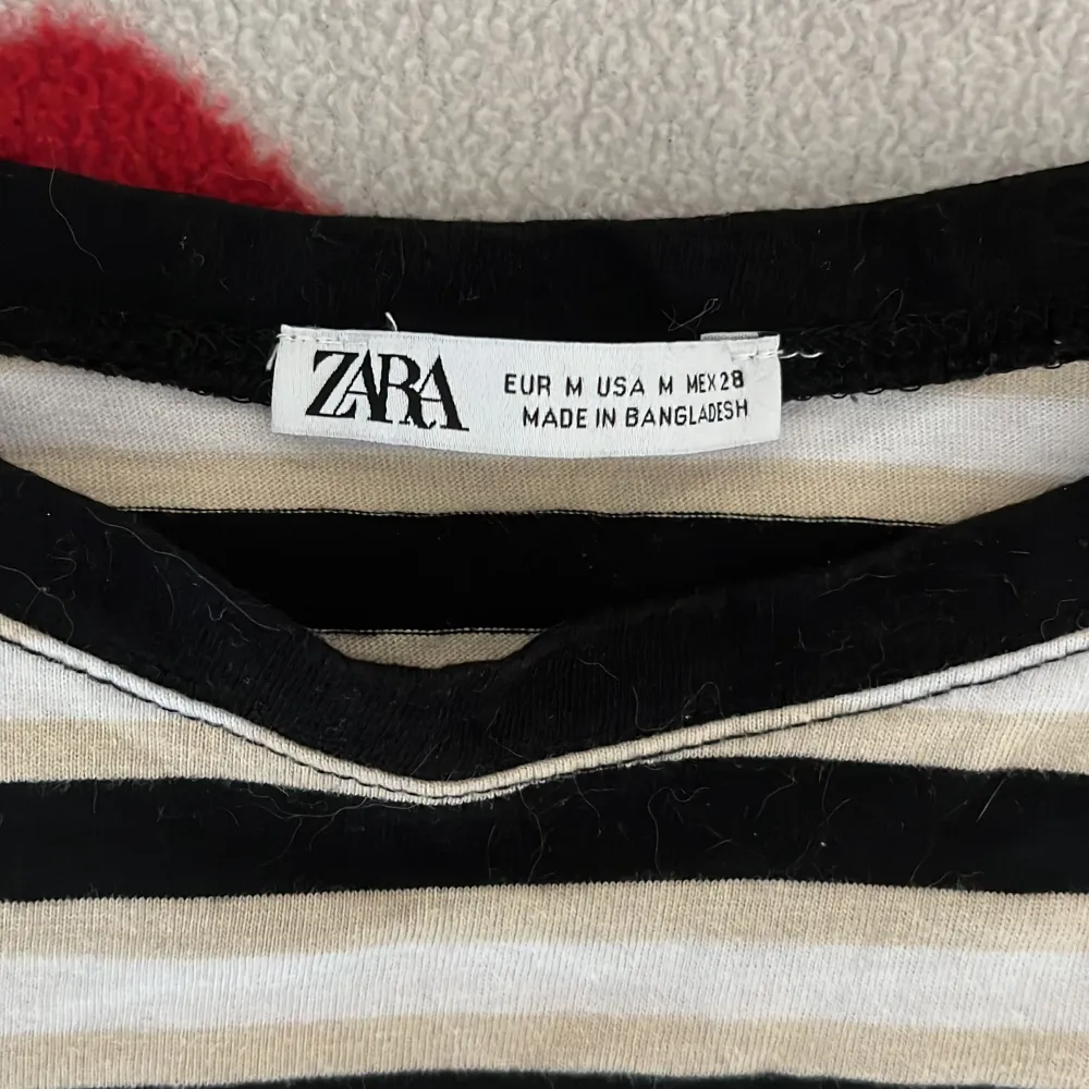 Oanvänd randig t-shirt från Zara. Säljer pga för stor. T-shirts.