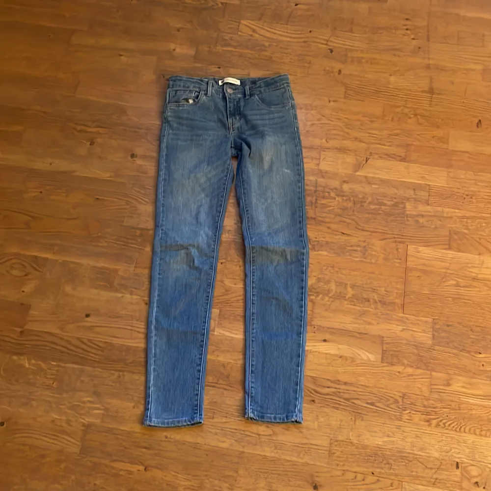 Barn jeans stl 152. I fint skick knappt använda. 250kr. Jeans & Byxor.