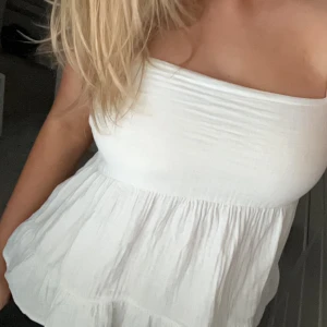 Gina tricot topp - Superfin topp från Gina som är använd ett par gånger men är i bra skick, ett av banden gick av men är påsydd igen, defekten synns inte, slutsåld på hemsidan och köpt för ett tag sen💕 skriv om du vill veta något mer