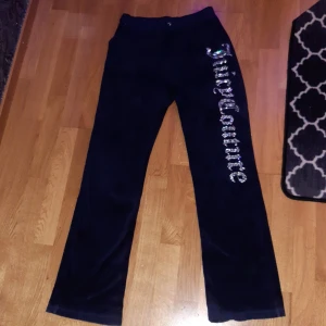 Juci Couture - Det här plagget är ett mjukis sätt i färgen mörkblå det ingår kofta med. Där med så finns det fickor bakom byxorna. (knappst användt)  