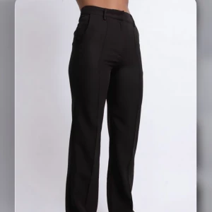 Madlady Sally kostymbyxor  - Säljer ett par svarta kostymbyxor från madlady i strl 32/32. Modellen heter Sally. Fint skick, knappt använda. Nypris ligger på 649kr. Egna bilder kan skickas vid intresse🫶🏼