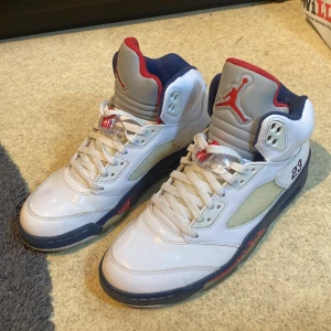 Jordan 5  - Jordan 5 olympic, stl 43 är använda ett fåtal gånger, riktigt fräscha 