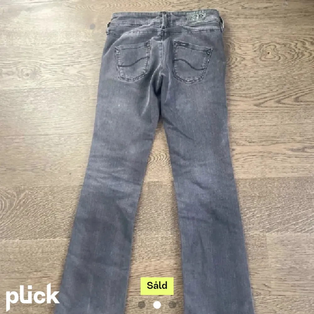 Säljer dessa jeans som jag köpte av en annan tjej på plick i vintras då de har blivit för små. Lånade bilder från förra ägaren! Kan ta egna bilder men tyvärr inte på då dom är för små💖midjemått: ca70cm Innerbenslängd: ca 78.. Jeans & Byxor.