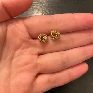 Perfect for daily outfit. Used like new. Gold plated! Bought from Åhléns one year ago. Recently received another similar pair, sell this extra pair. 