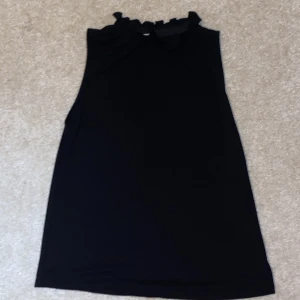 Svart topp från Zara - Svart sleeveless topp från Zara i bra skick