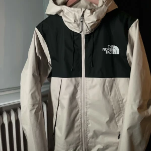 The north face windbreaker  - Nypris 1600kr, perfekt för säsongskiften. Bra kvalite och nästintill nyskick 