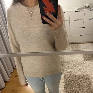 Stickad tröja - Beige stickad tröja i jättefint skick