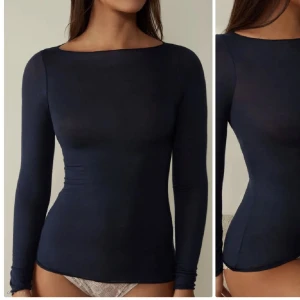 Intimissimi tröja  - Säljer min mörkblåa intimissimi tröja. Använder inte den längre men fortfarande  i  bra skick. Däremot finns det ett litet hål på armen men det märker man inte alls ifall man har på sig den eftersom den inte sitter för tajt. Köp direkt för 250💕